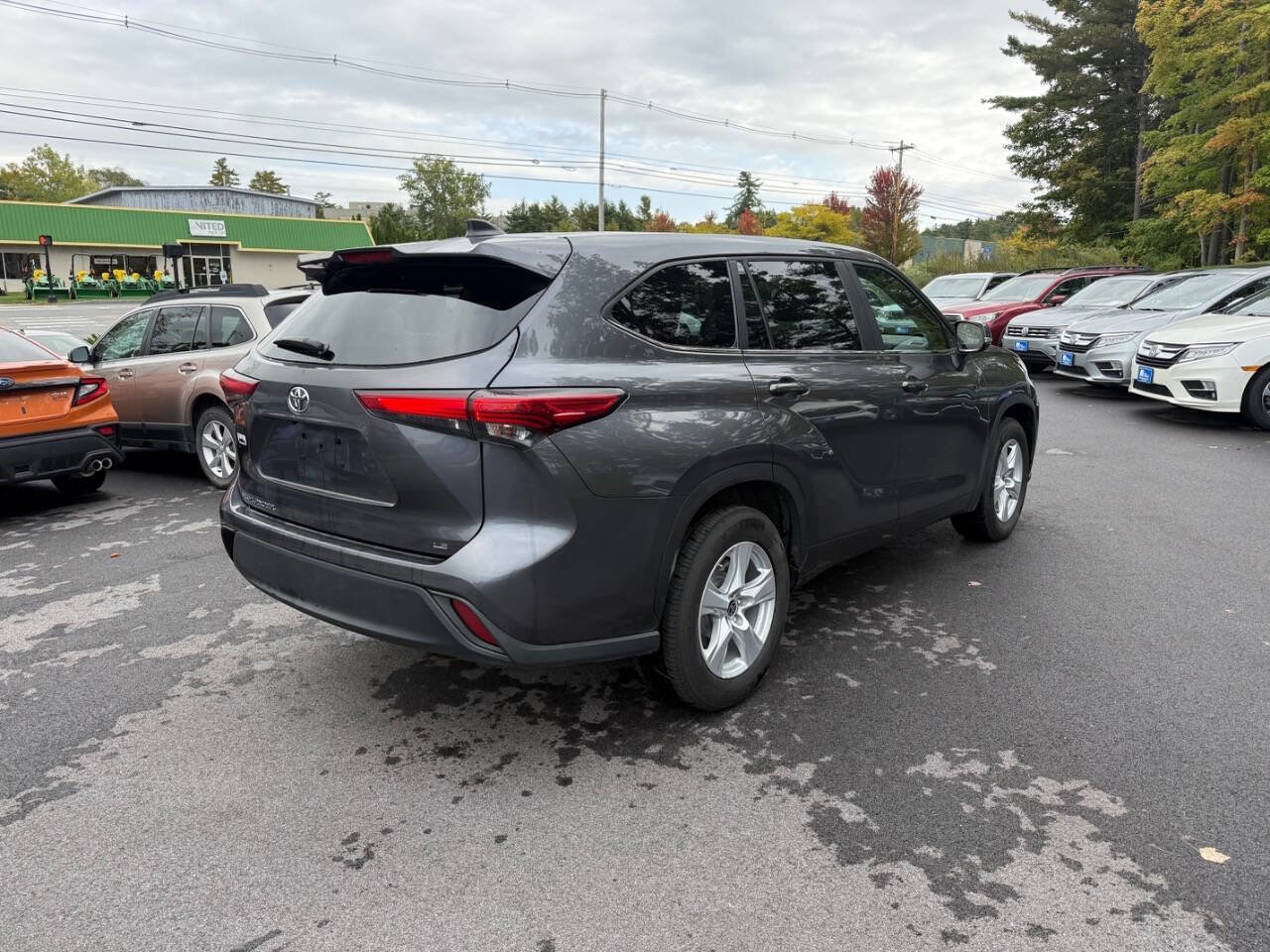 Used 2023 Toyota Highlander LE image 4