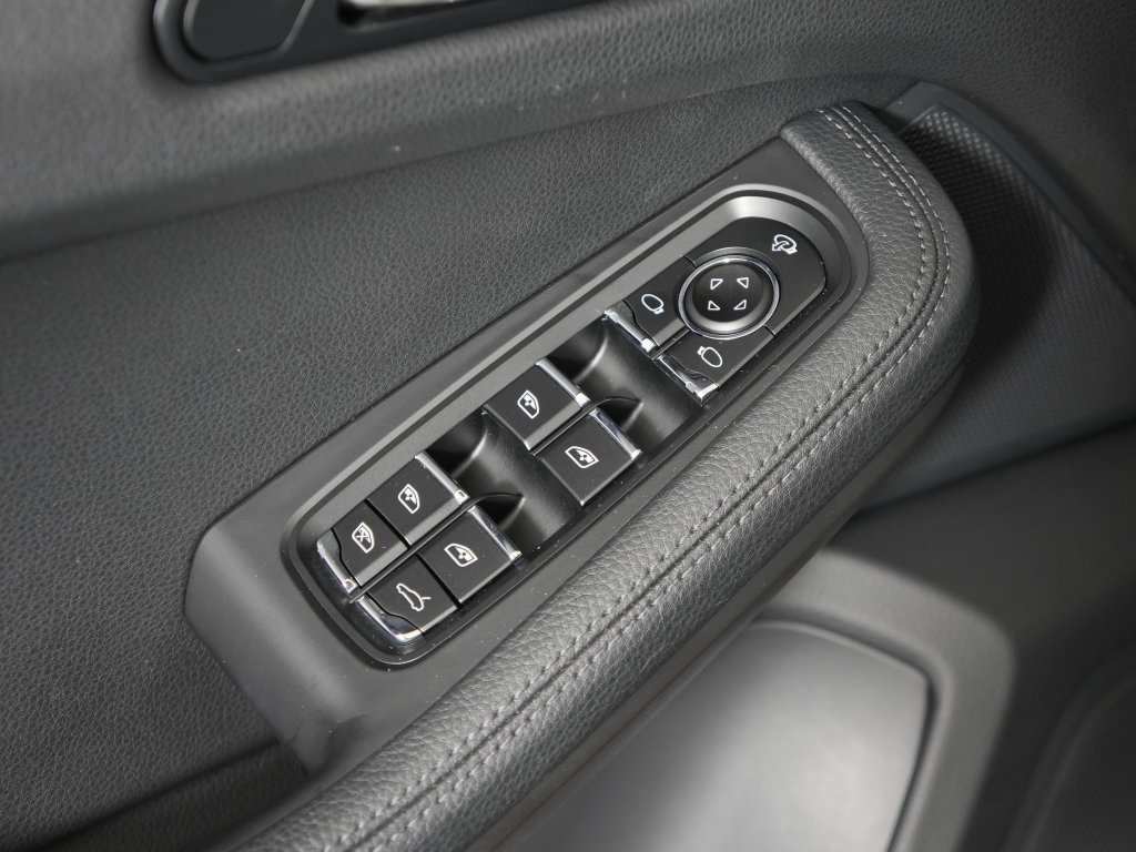 Certified 2023 Porsche Macan Turbo AWD/4WD image 19