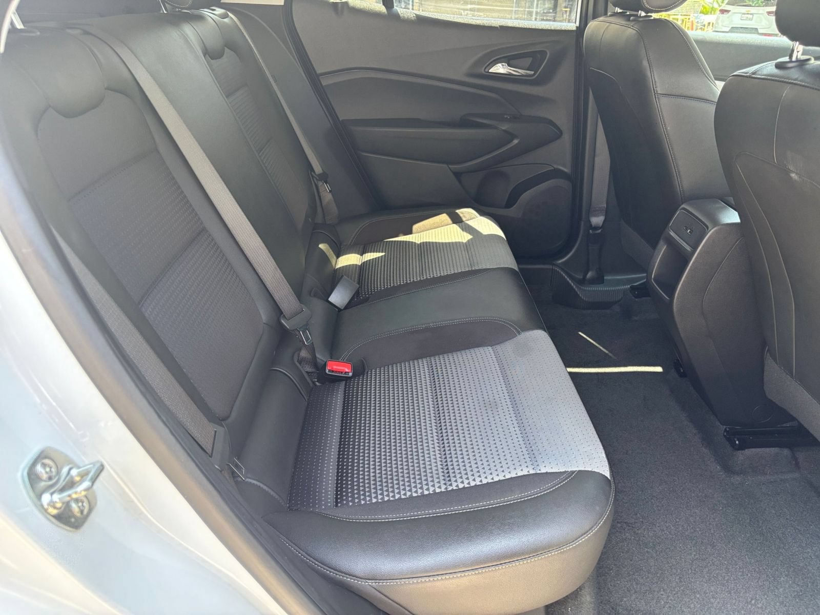 Used 2025 Chevrolet Trax LT w/ LT Convenience Package FWD image 24