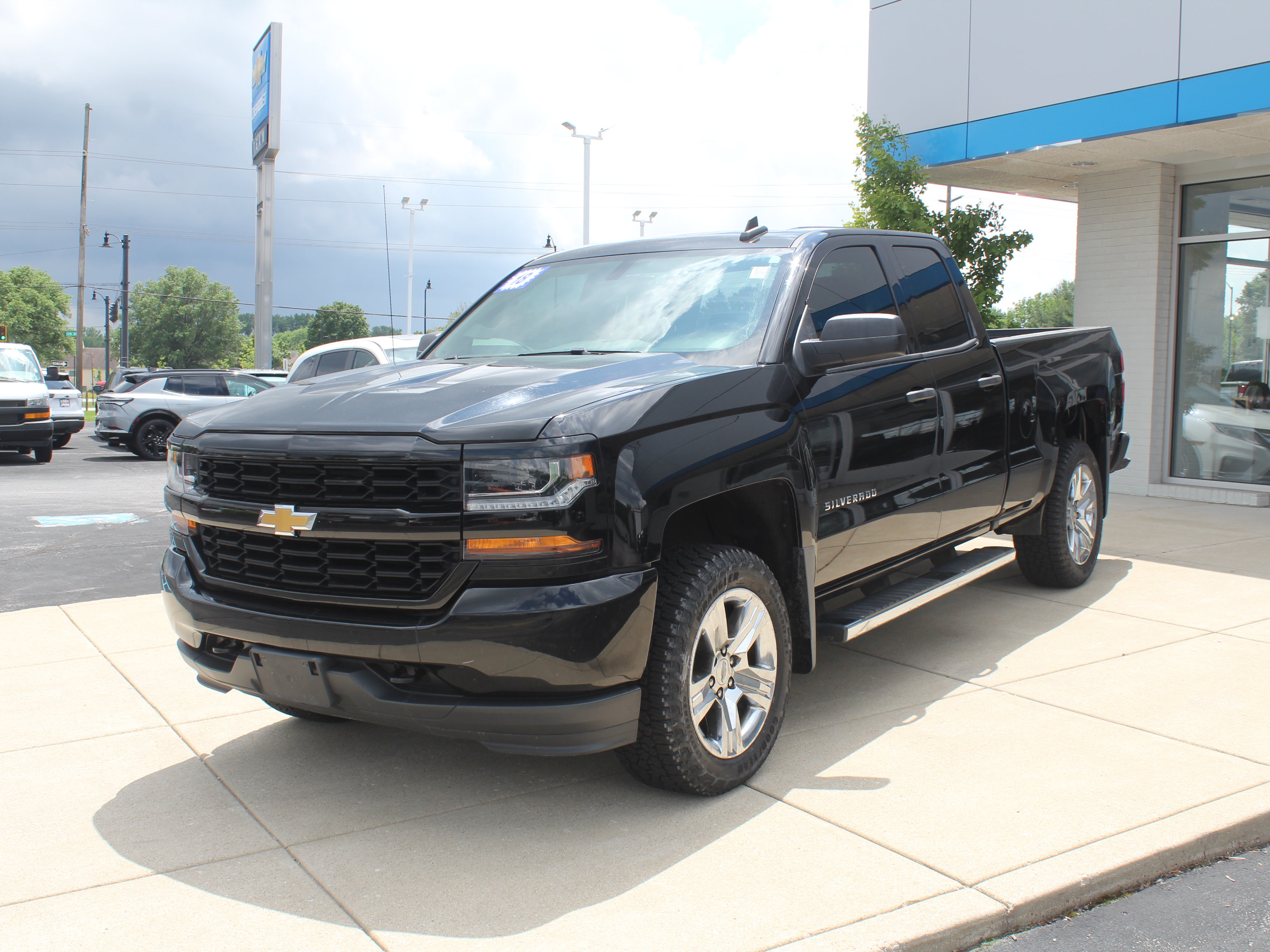Used 2018 Chevrolet Silverado 1500 Custom w/ Custom Convenience Package AWD/4WD image 8