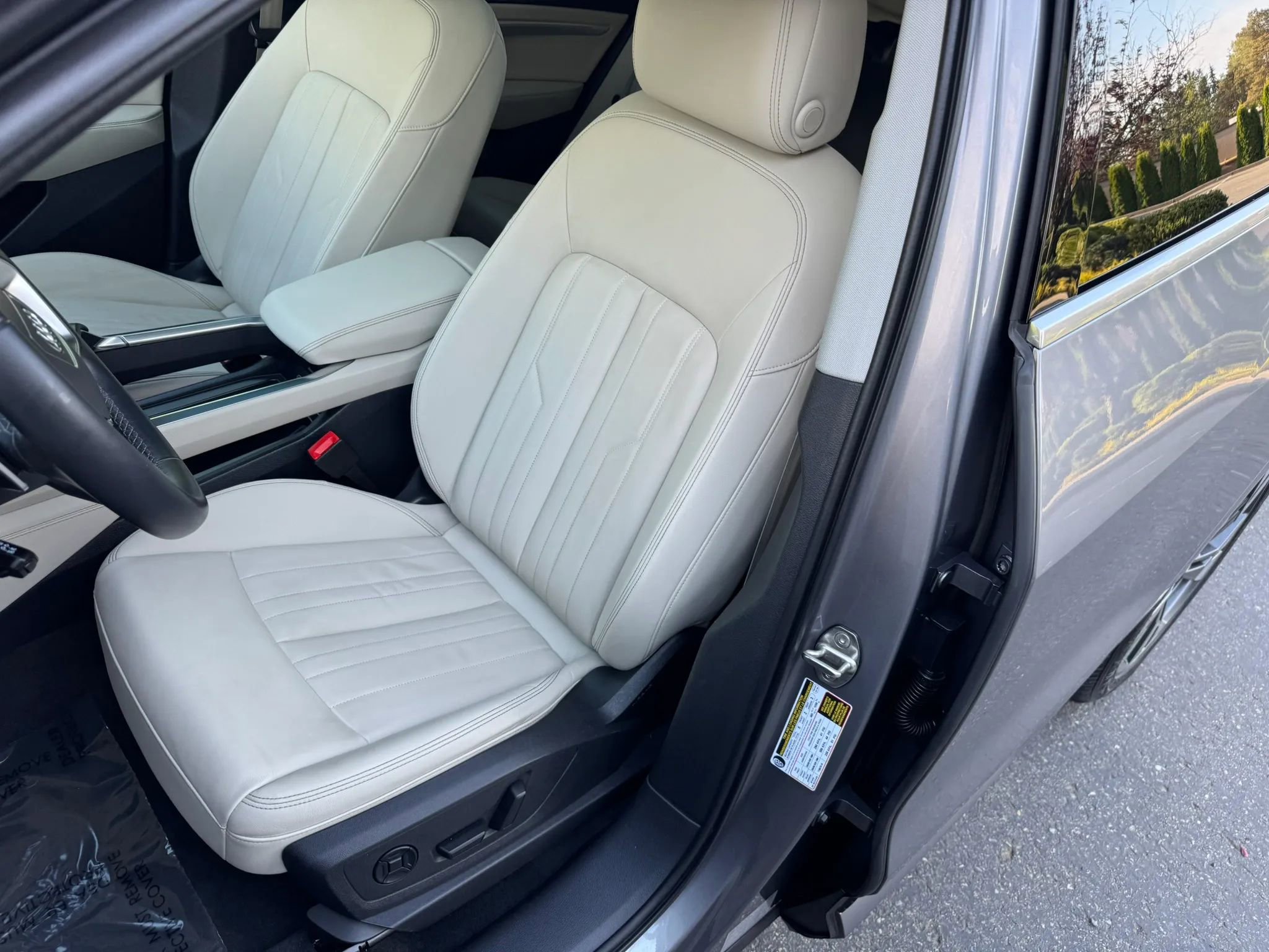 Used 2022 Audi e-tron Premium AWD/4WD image 23