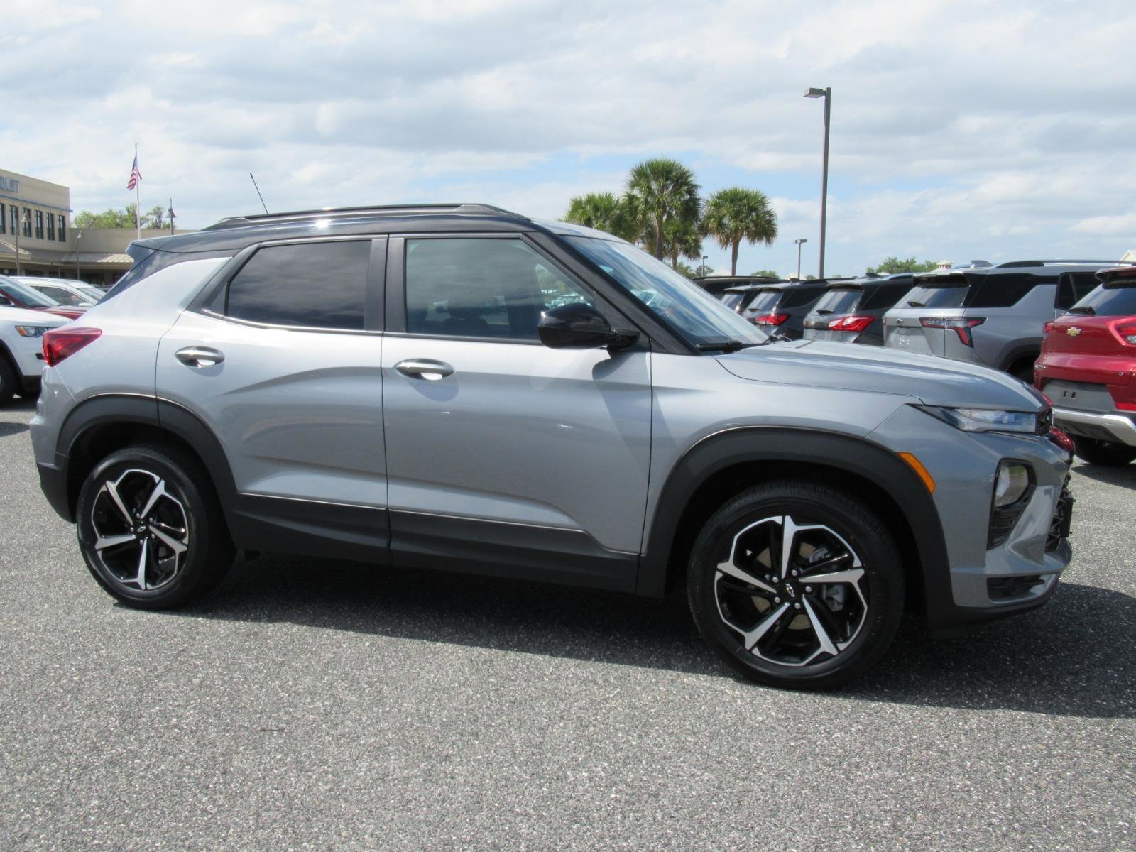 Used 2023 Chevrolet TrailBlazer RS w/ Sun and Liftgate Package AWD/4WD image 2