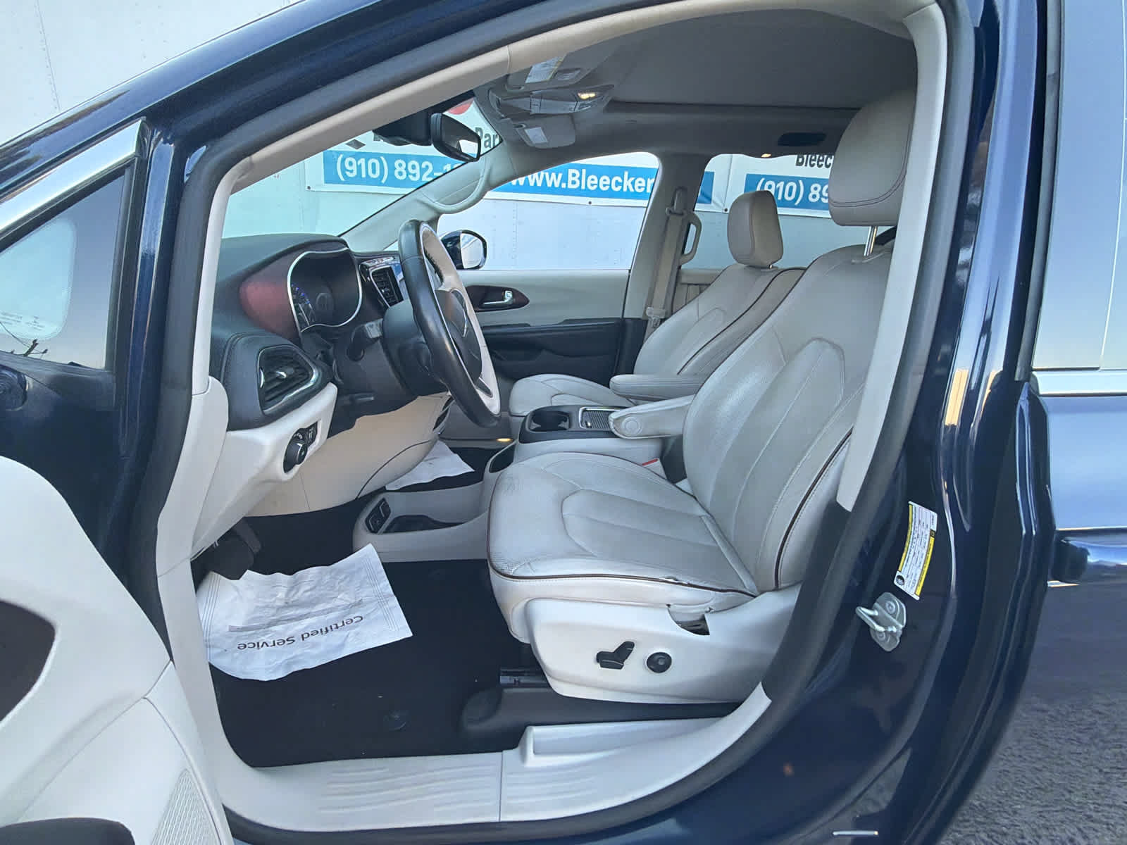 Used 2020 Chrysler Pacifica Limited w/ Advanced Safetytec Group FWD image 18