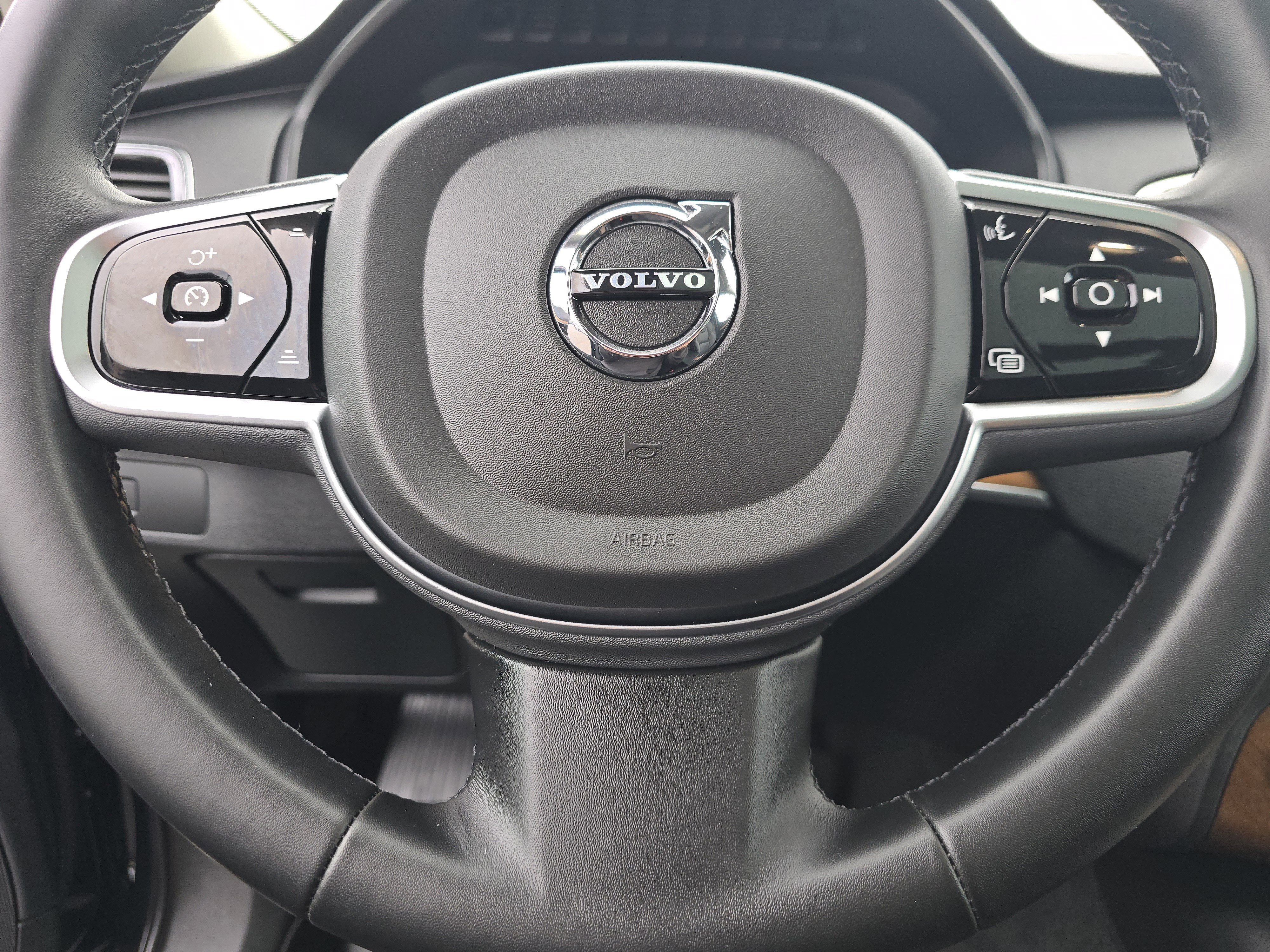Used 2023 Volvo XC90 B5 Plus AWD/4WD image 23