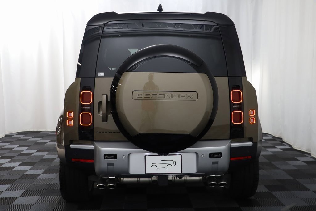 New 2024 Land Rover Defender 110 SE image 16