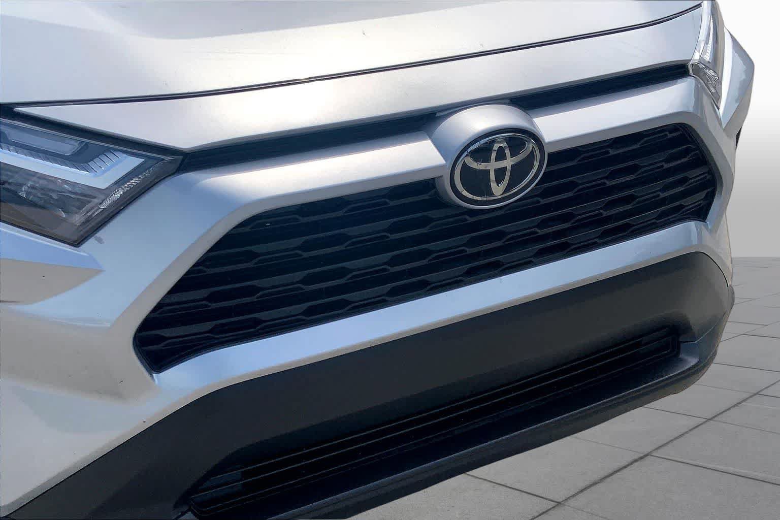 Used 2025 Toyota RAV4 XLE FWD image 56