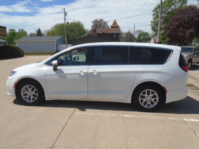 Used 2023 Chrysler Pacifica Touring-L FWD image 9
