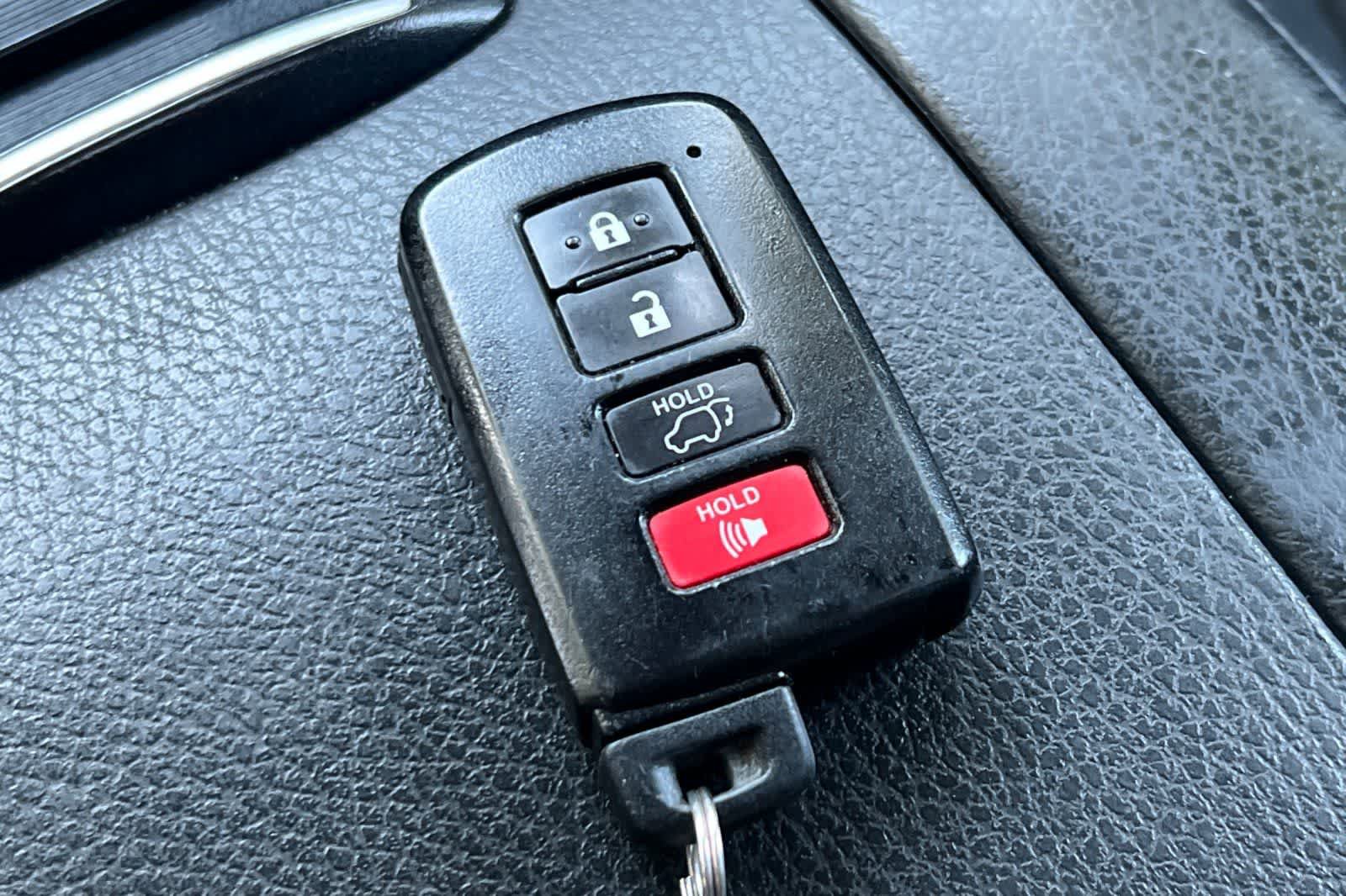 Used 2017 Toyota Highlander Limited w/ Carpet Mat Package AWD/4WD image 29