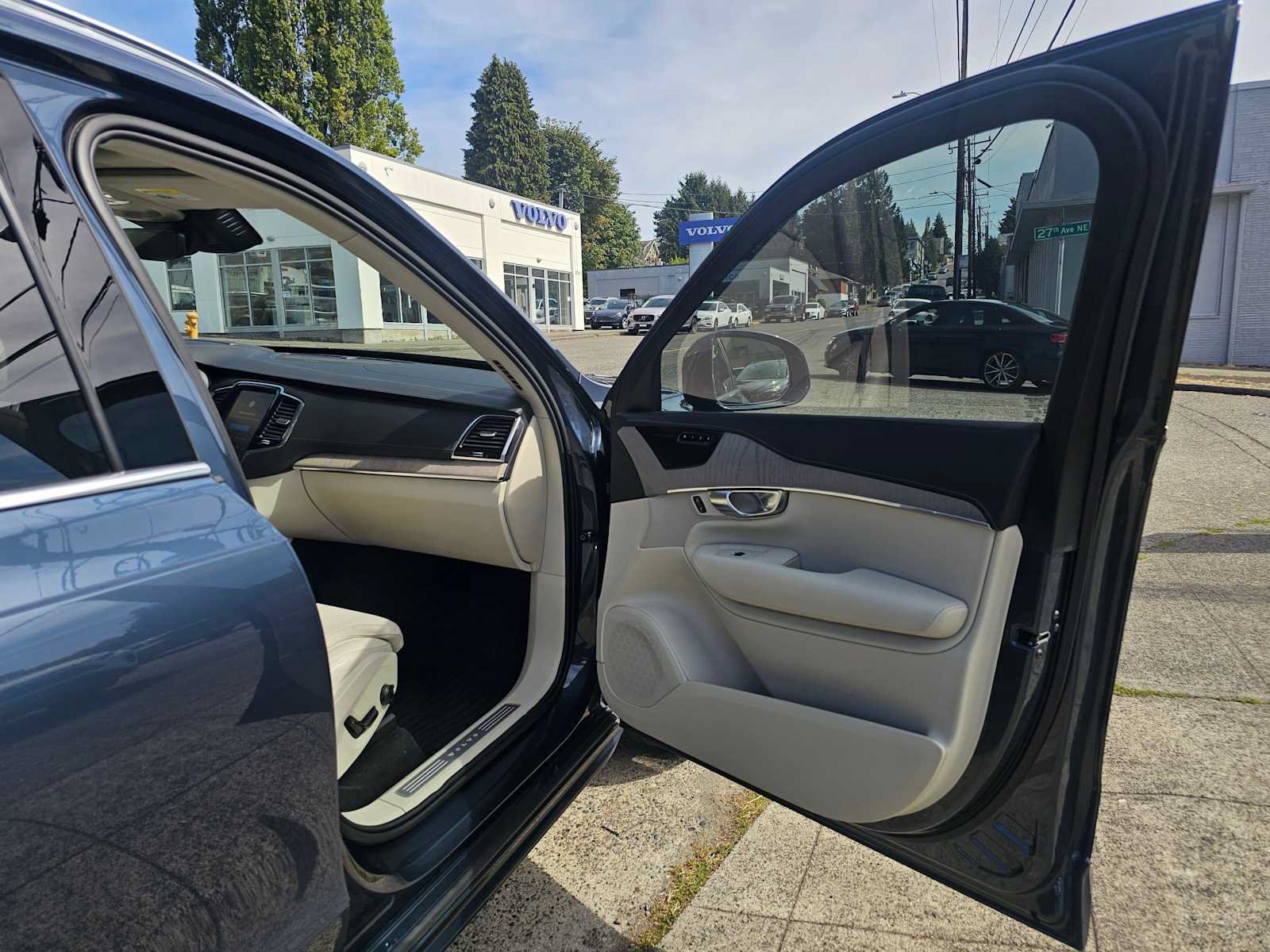 Used 2025 Volvo XC90 B6 Ultra w/ Protection Package Premier AWD/4WD image 10