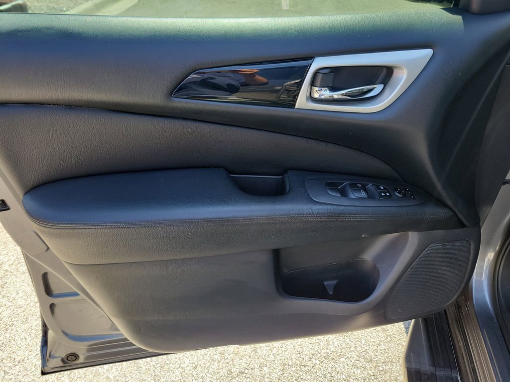 Used 2017 Nissan Pathfinder SV image 21