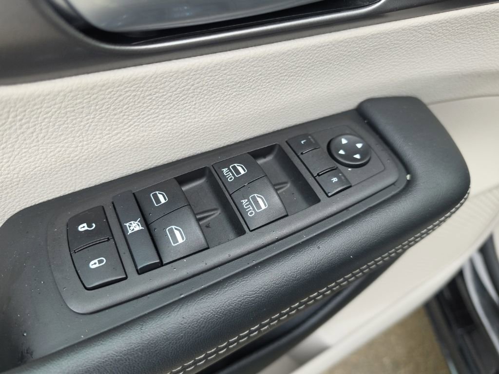 Used 2024 Chrysler Pacifica Touring-L FWD image 25
