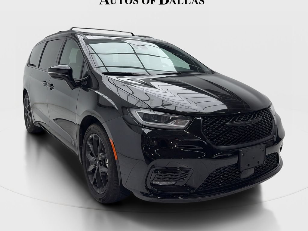 Used 2025 Chrysler Pacifica Limited FWD image 2