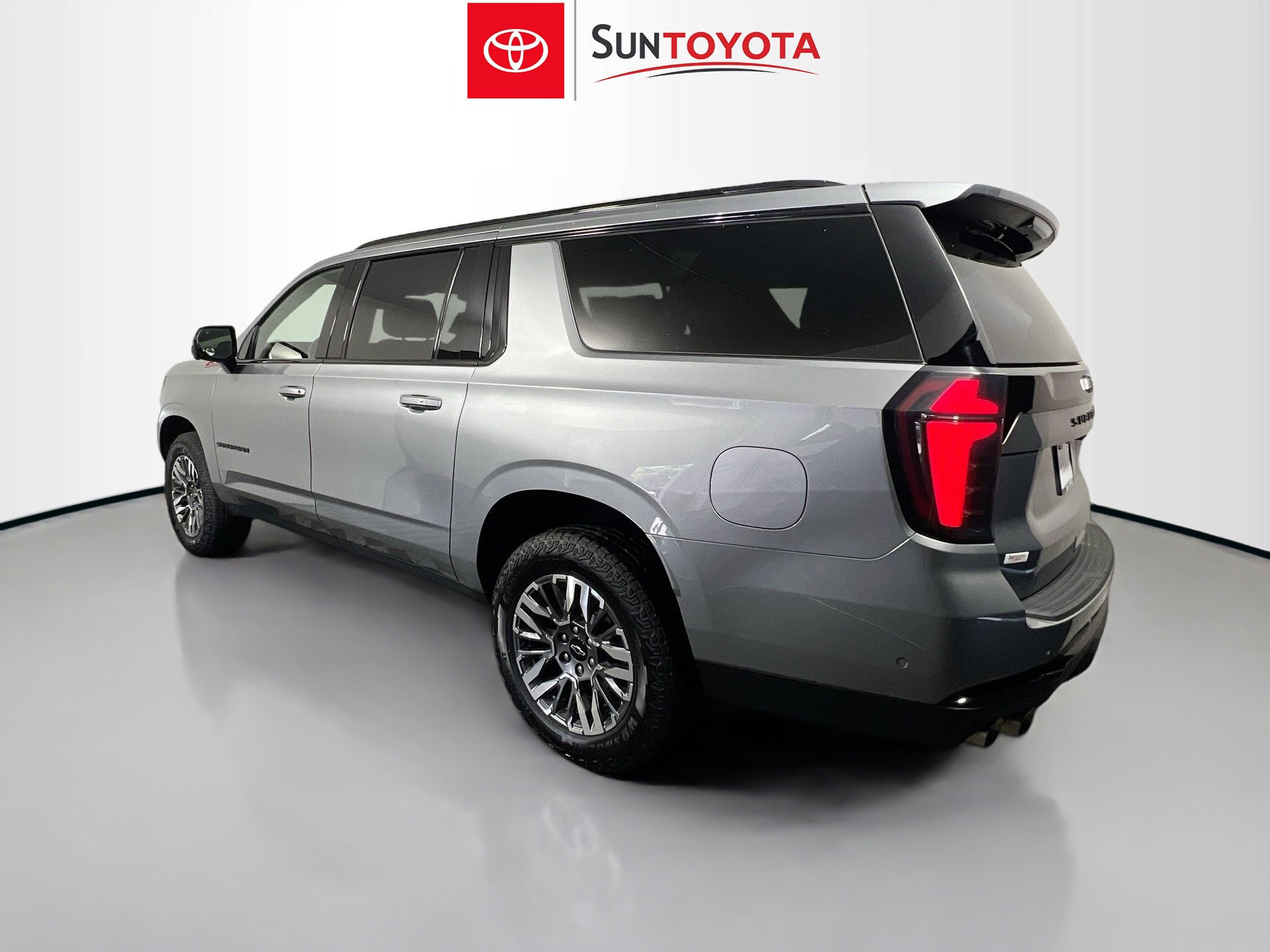 Used 2025 Chevrolet Suburban Z71 image 6