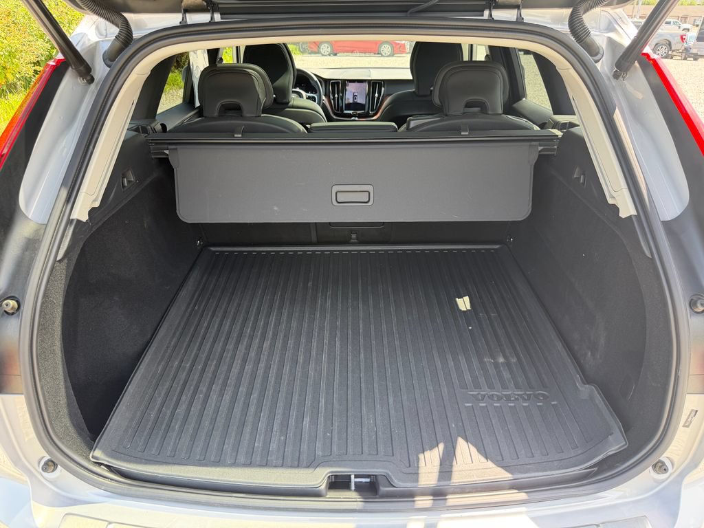 Used 2023 Volvo XC60 B5 Plus AWD/4WD image 11