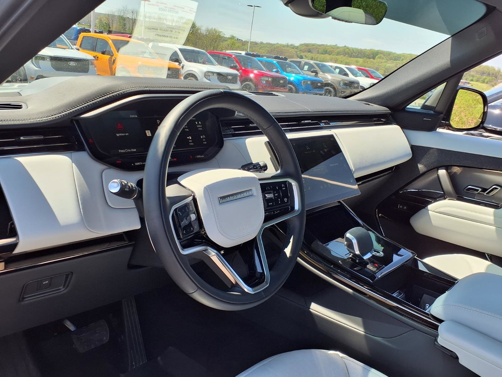 Used 2025 Land Rover Range Rover Sport SE image 9