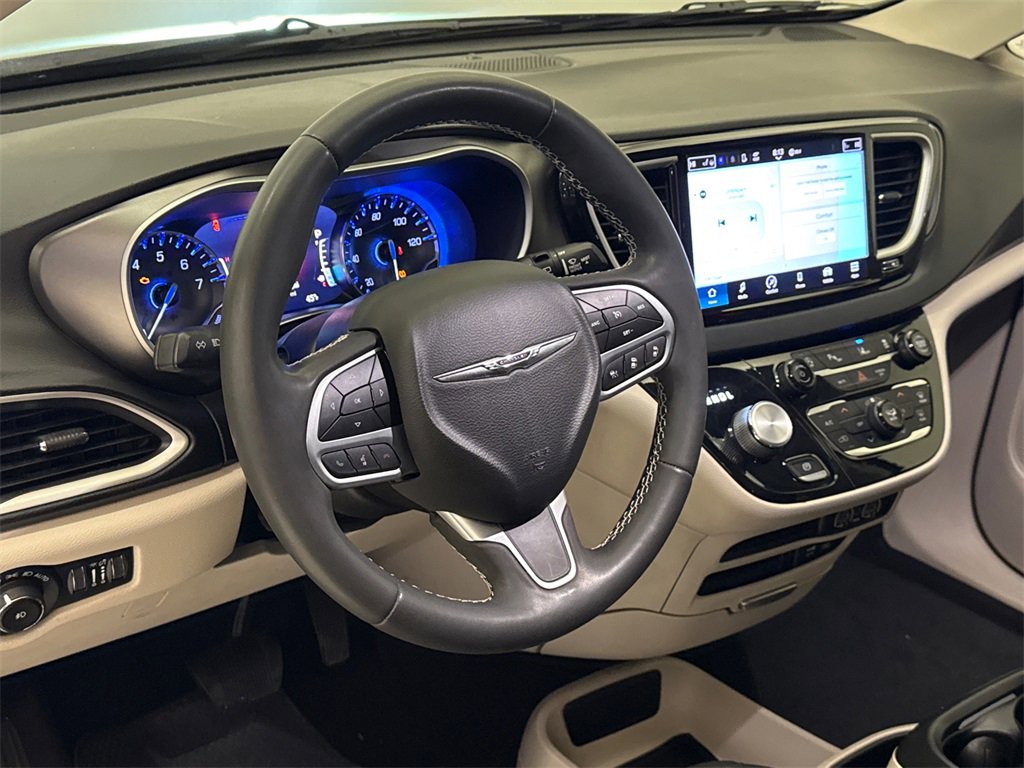 Used 2022 Chrysler Pacifica Touring-L image 20