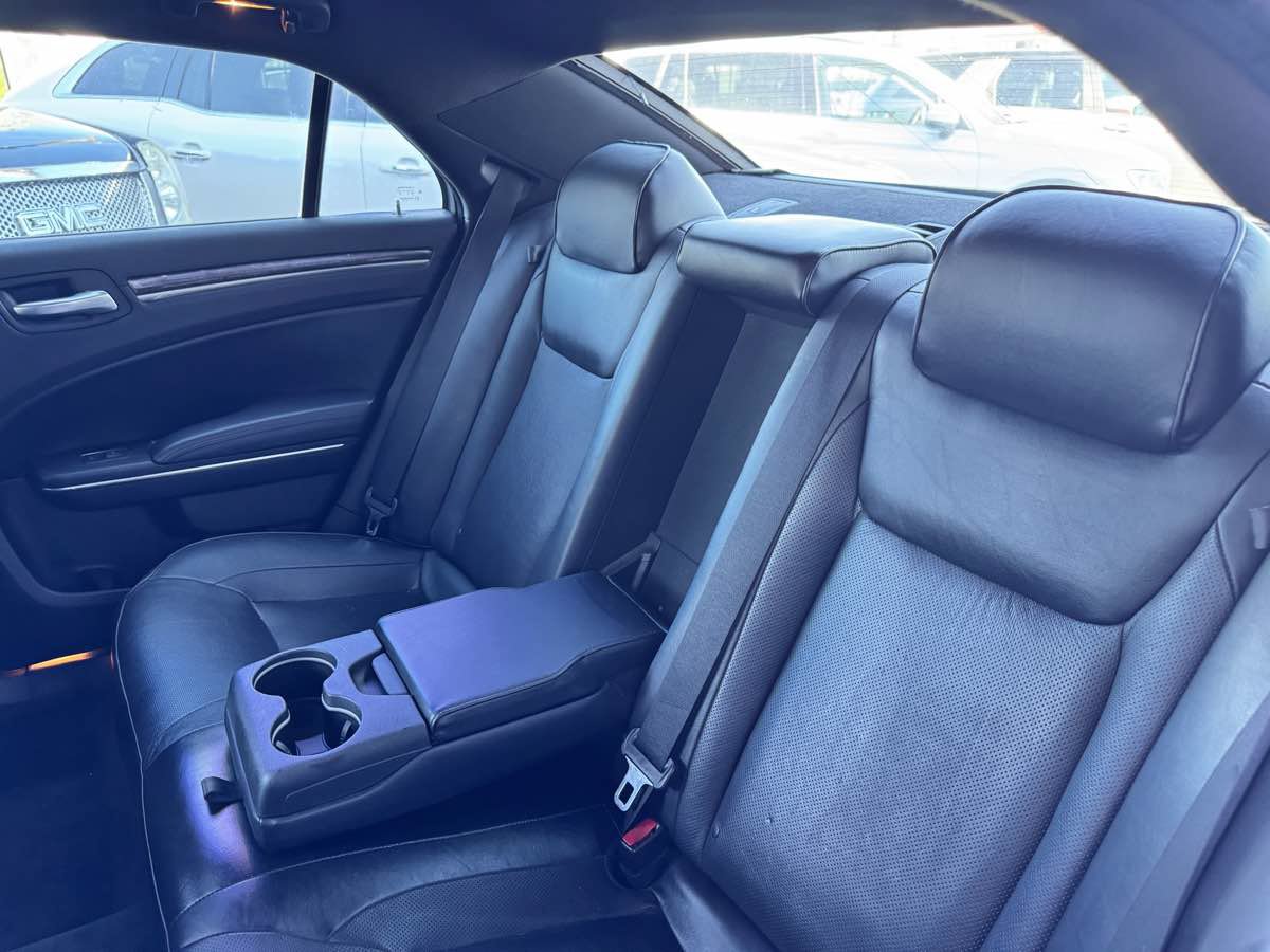 Used 2011 Chrysler 300 C RWD image 30