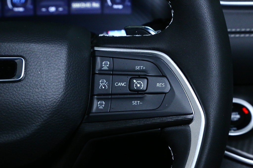Used 2025 Jeep Grand Cherokee Altitude image 24