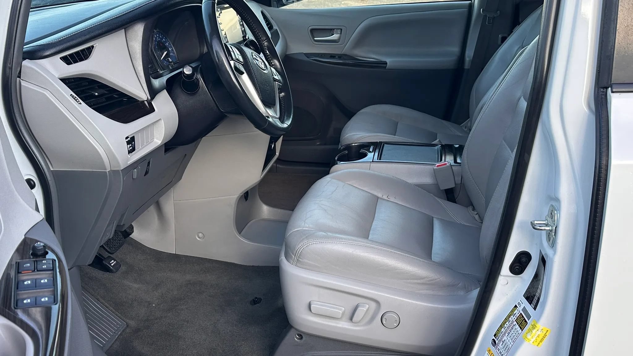 Used 2019 Toyota Sienna XLE w/ Protection Package FWD image 9