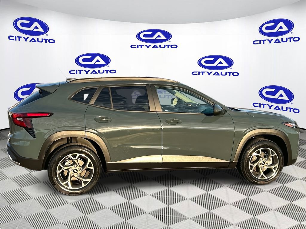 Used 2025 Chevrolet Trax LT image 2
