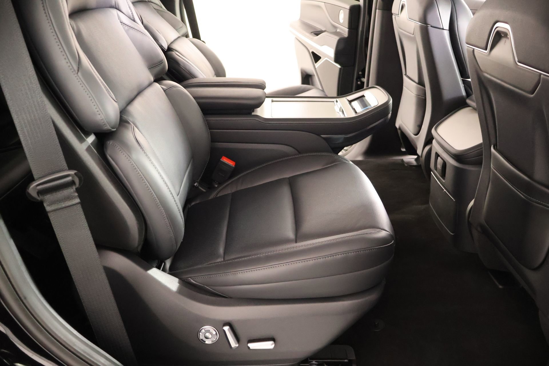 New 2026 Lincoln Navigator Reserve w/ Jet Appearance Package AWD/4WD image 16