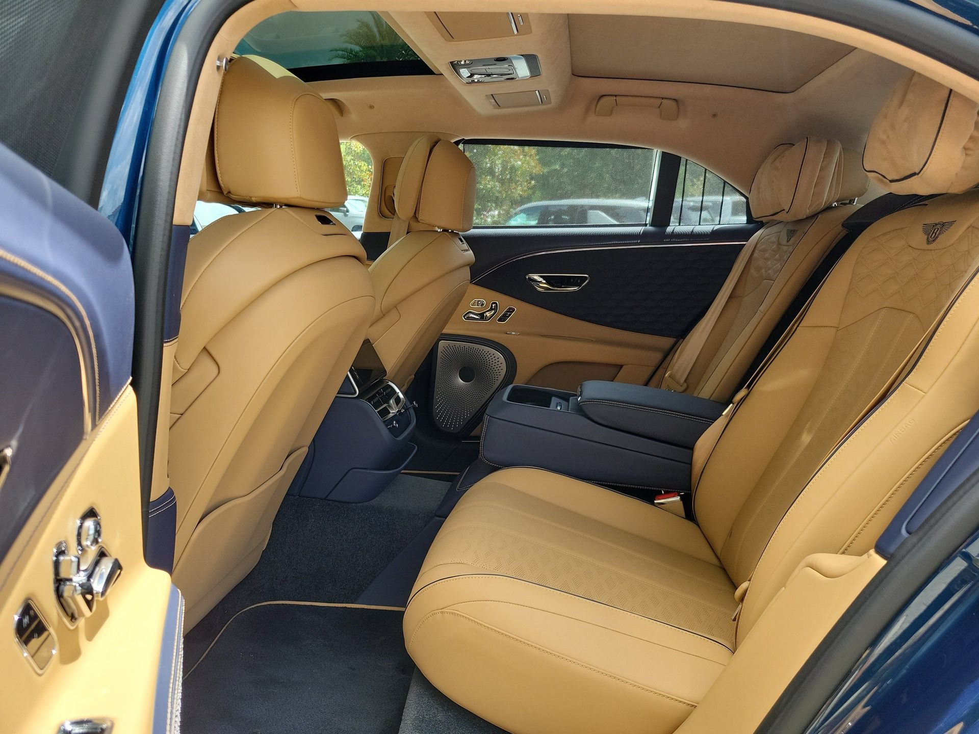 Used 2025 Bentley Flying Spur Plug-In Hybrid AWD/4WD image 39