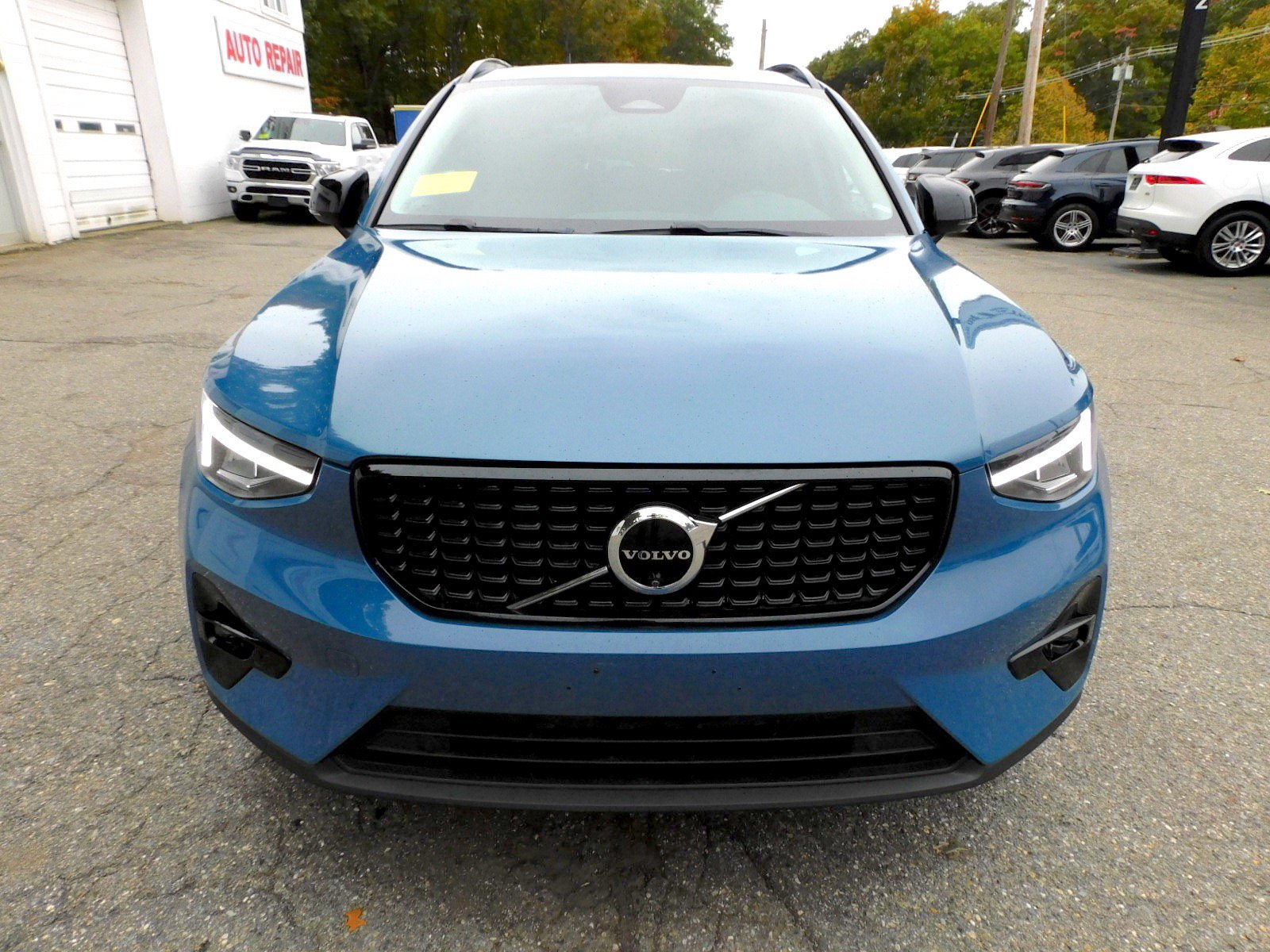 Used 2024 Volvo XC40 B5 Plus AWD/4WD image 8