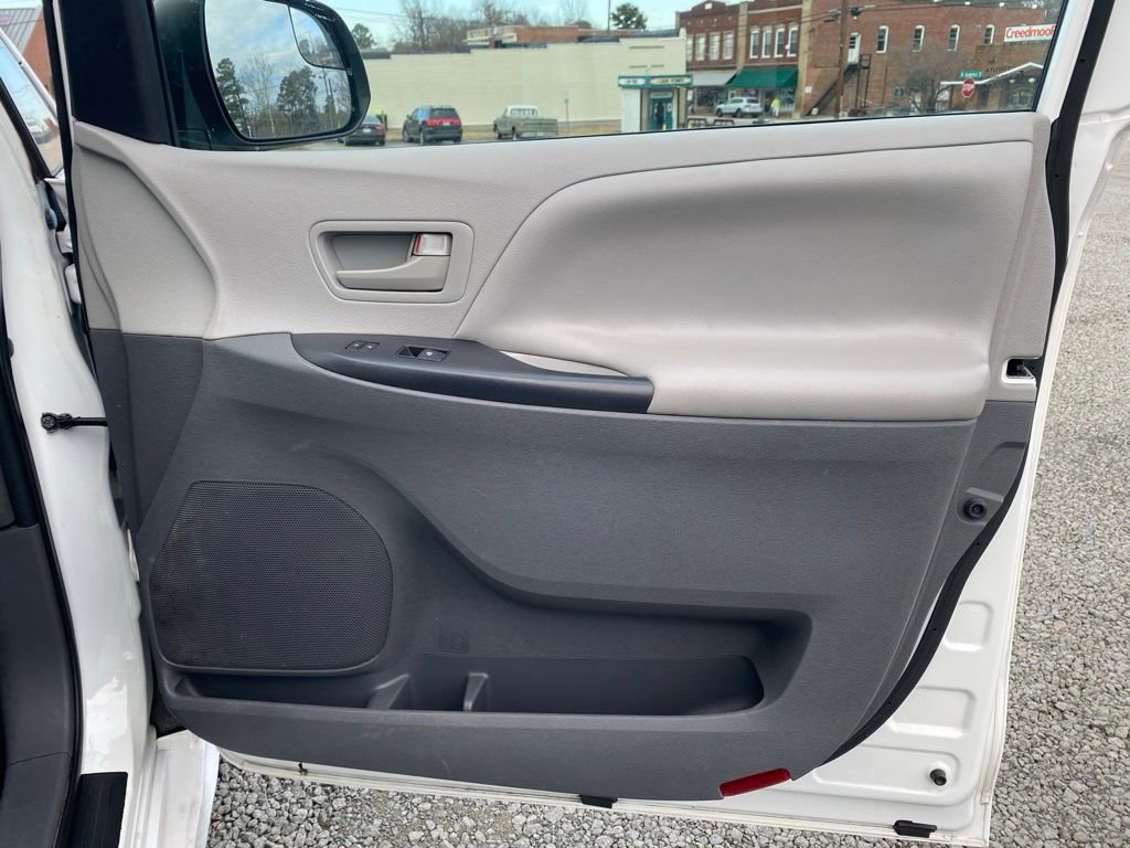 Used 2020 Toyota Sienna L image 22