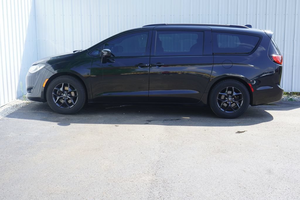 Used 2019 Chrysler Pacifica Touring-L w/ S Appearance Package FWD image 3
