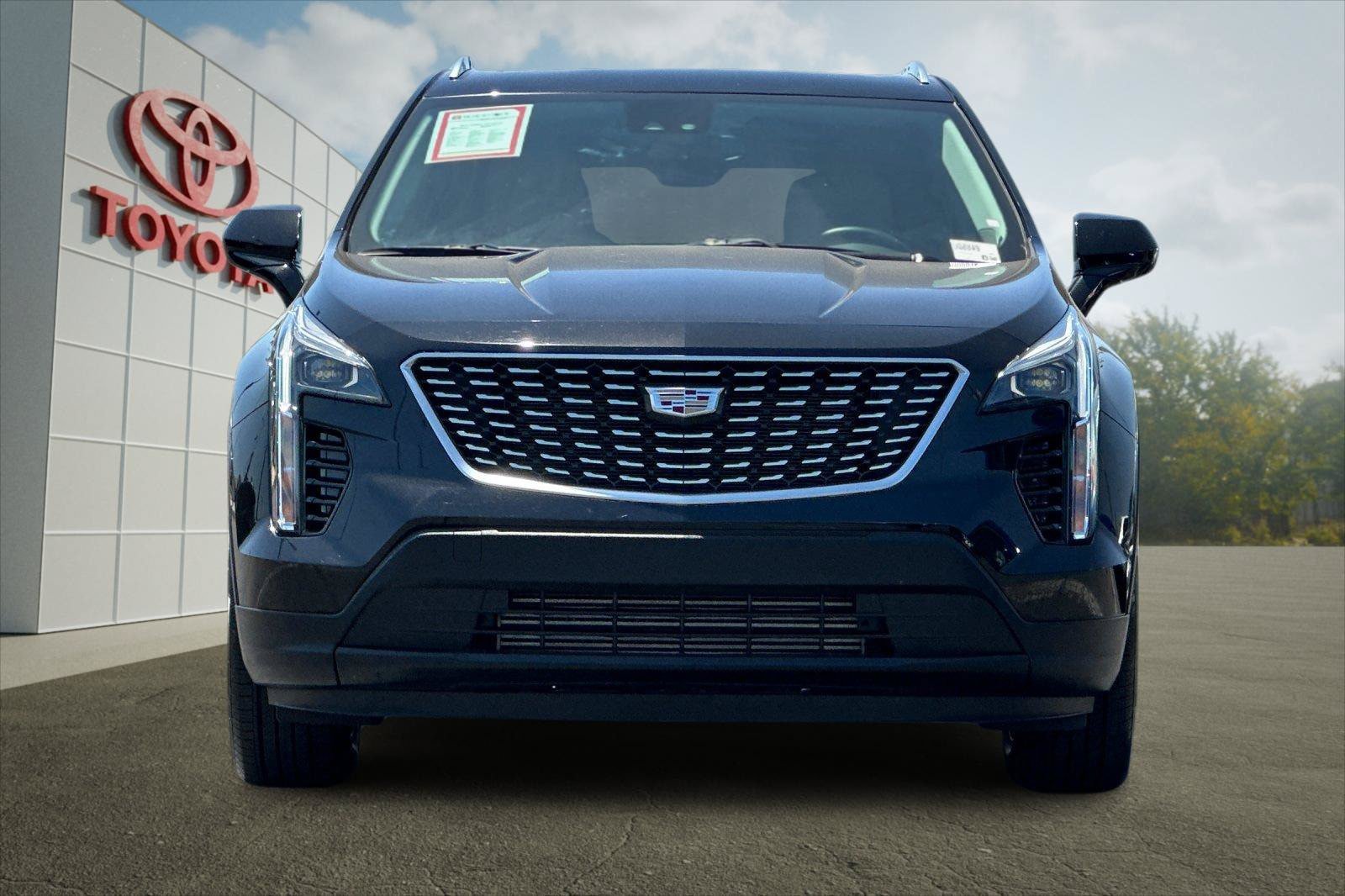 Used 2021 Cadillac XT4 Luxury w/ Driver Awareness Package FWD image 8