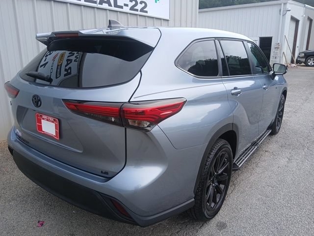 Used 2023 Toyota Highlander LE FWD image 3