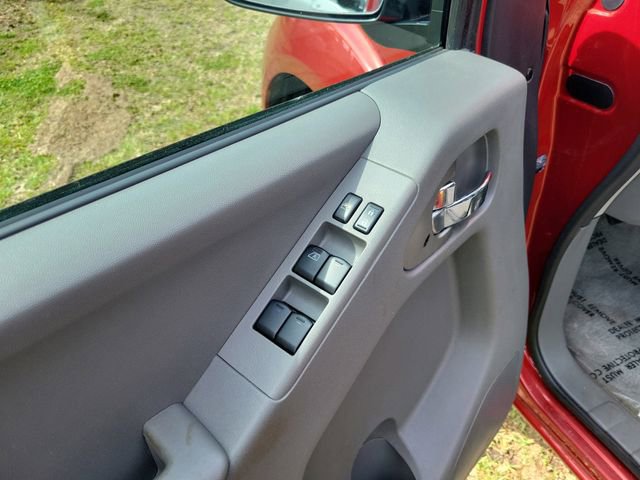 Used 2016 Nissan Frontier SV w/ SV Value Truck Package AWD/4WD image 9