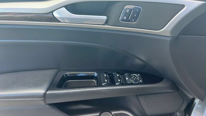 Used 2016 Ford Fusion Energi SE FWD image 17