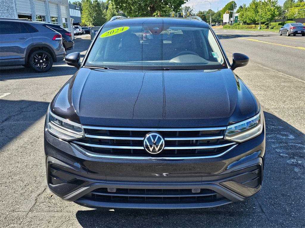 Used 2024 Volkswagen Tiguan SE w/ Panoramic Sunroof Package image 2