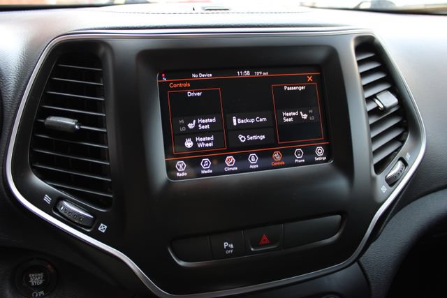 Used 2019 Jeep Cherokee Latitude Plus w/ Cold Weather Group AWD/4WD image 23