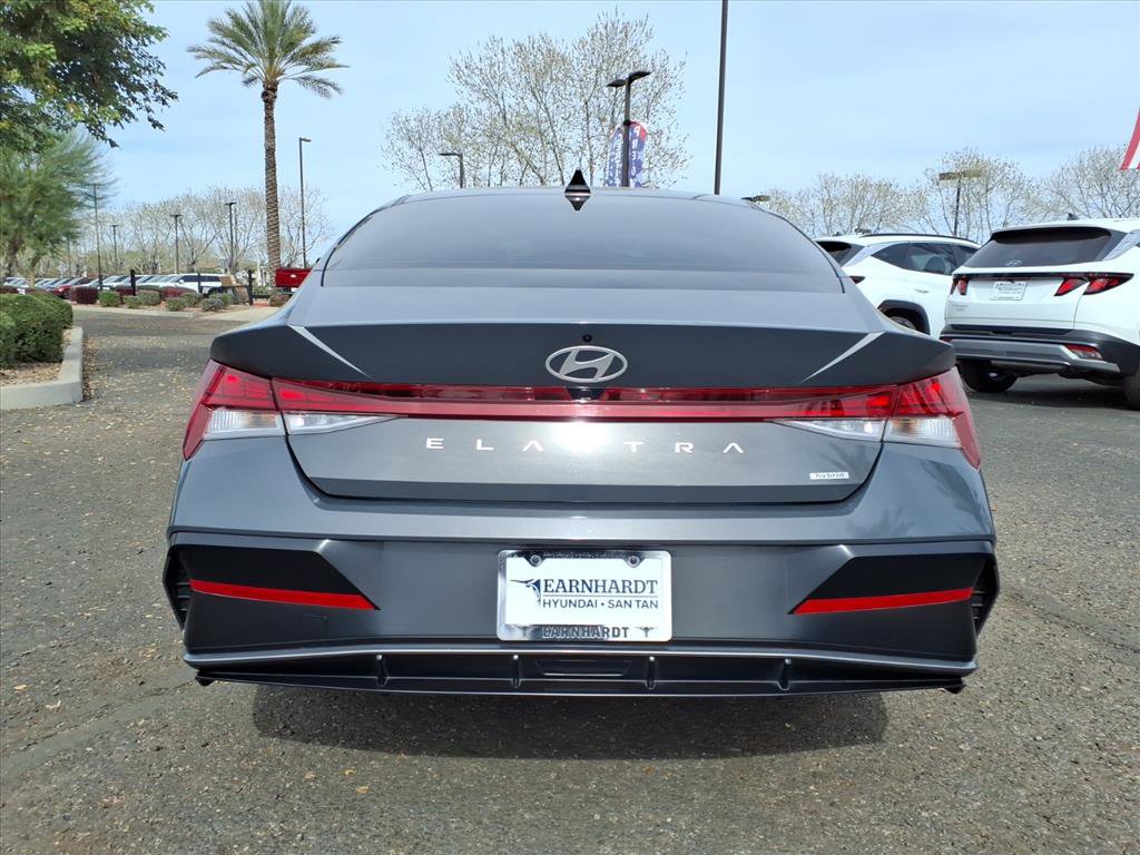 Certified 2025 Hyundai Elantra Limited image 6