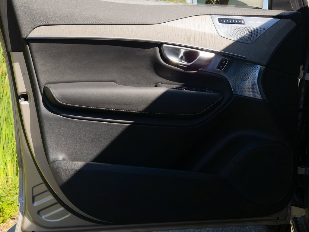 Used 2025 Volvo XC90 T8 Ultra w/ Protection Package Premier image 12