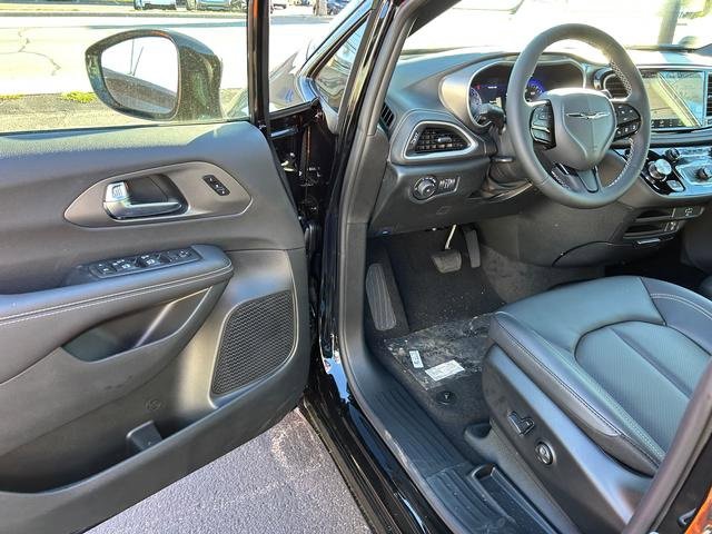 New 2026 Chrysler Pacifica Select image 9