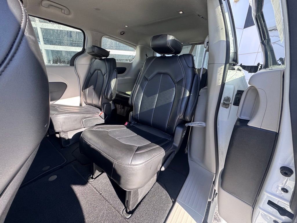 Used 2024 Chrysler Pacifica Touring-L image 26