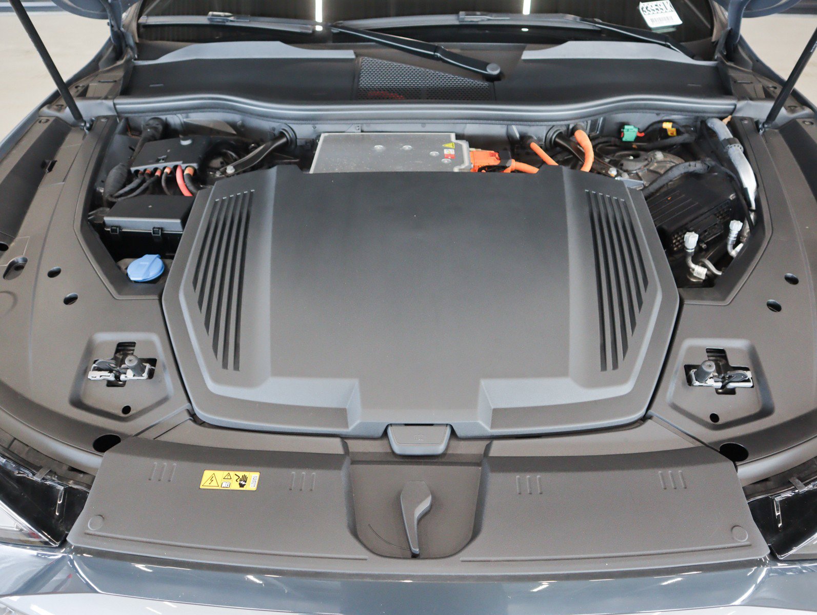 Used 2024 Audi Q8 e-tron Prestige image 4