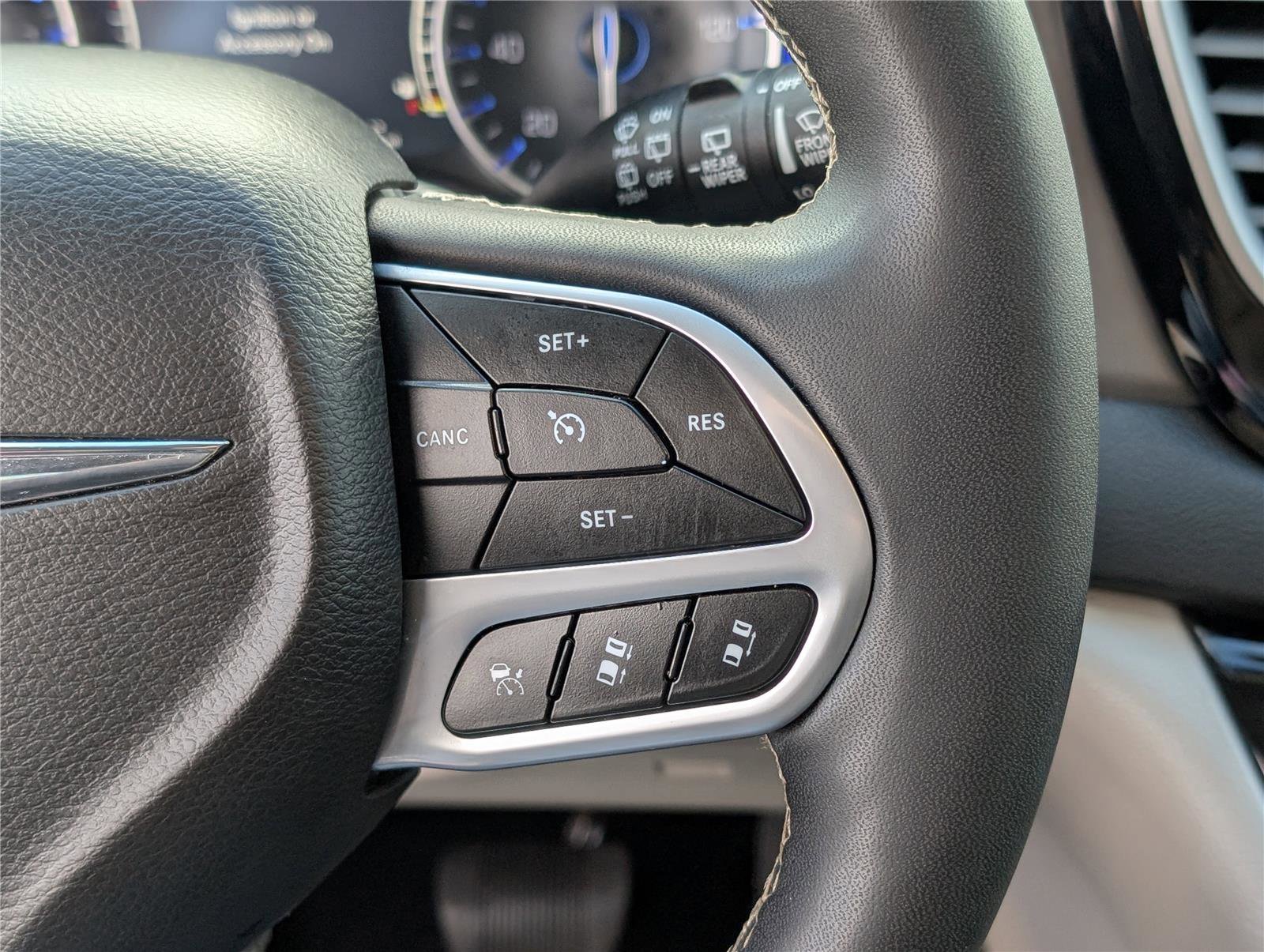 Used 2024 Chrysler Pacifica Touring-L image 23