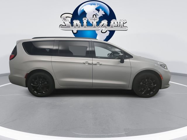 New 2026 Chrysler Pacifica Limited image 10
