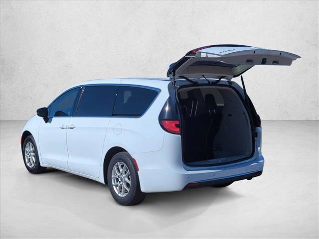 Used 2024 Chrysler Pacifica Touring-L image 6