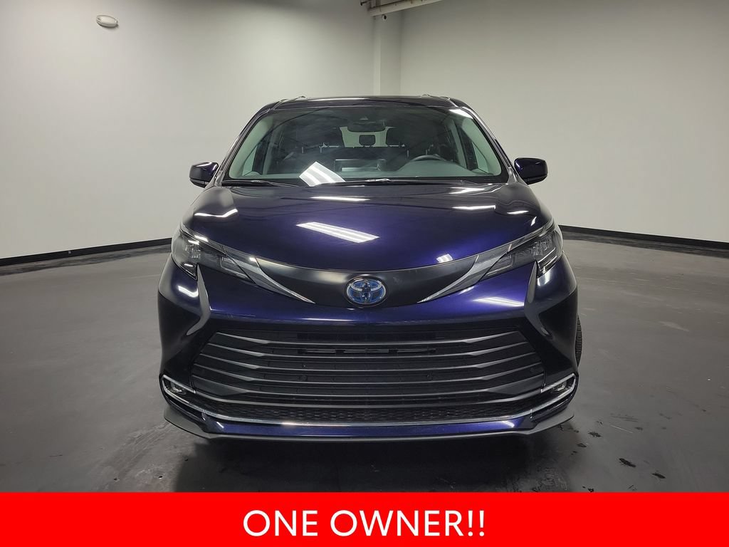 Used 2024 Toyota Sienna XLE AWD/4WD image 3