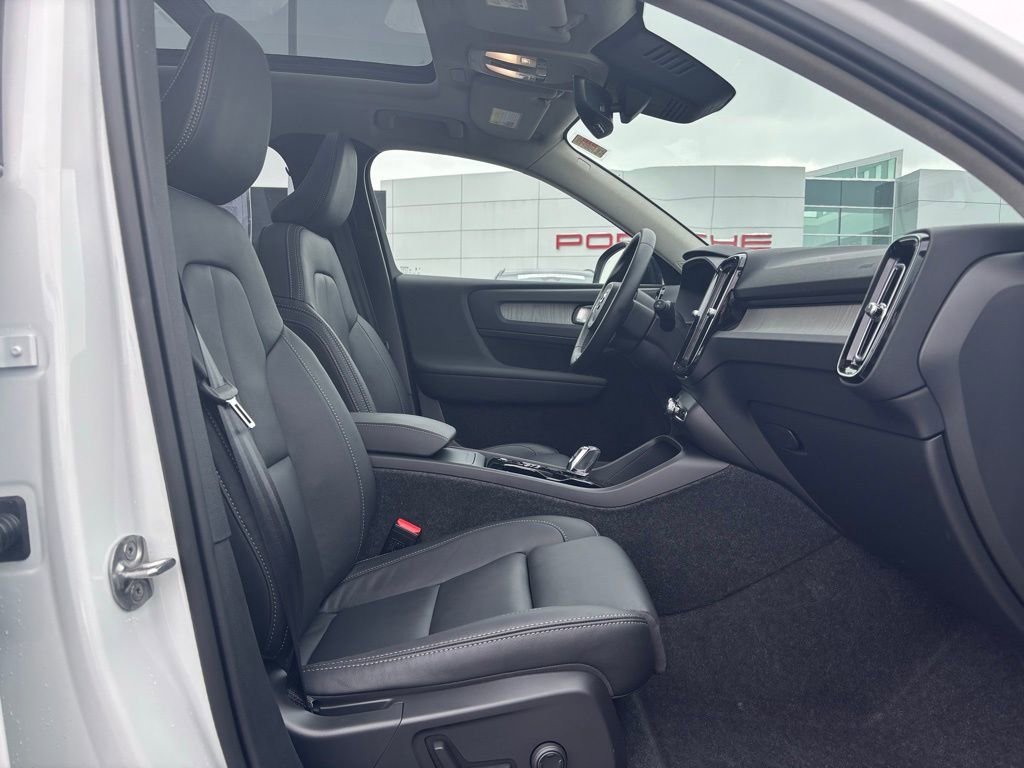 Certified 2026 Volvo XC40 B5 Plus w/ Protection Package Premier image 19