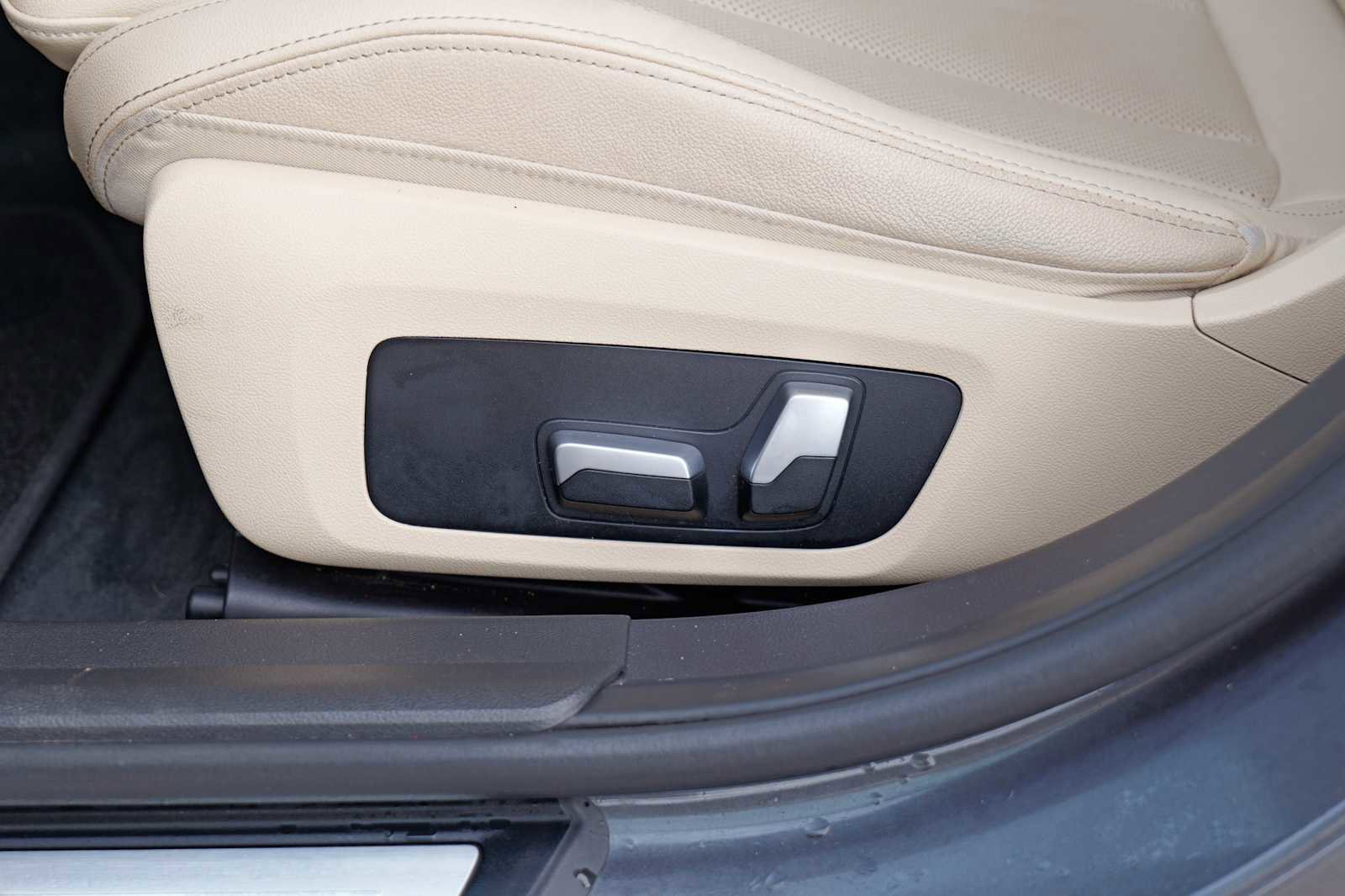 Used 2022 BMW 330e w/ Driving Assistance Package image 20