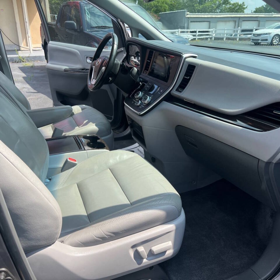 Used 2015 Toyota Sienna XLE FWD image 9