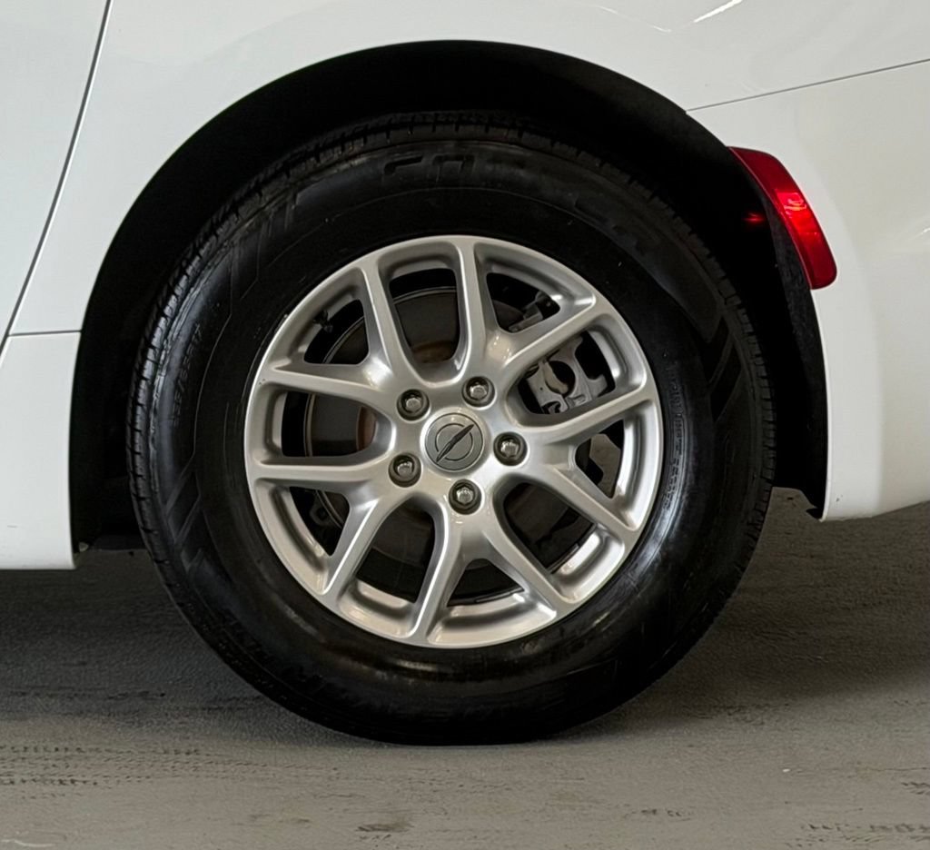 Used 2024 Chrysler Pacifica Touring FWD image 8