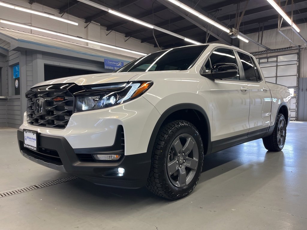 Used 2025 Honda Ridgeline TrailSport image 3
