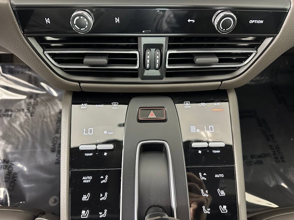 Certified 2026 Porsche Macan Turbo AWD/4WD image 32
